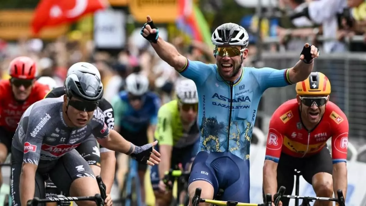 Казахстанский велогонщик триумфально завершил пятый этап "Тур де Франс"
