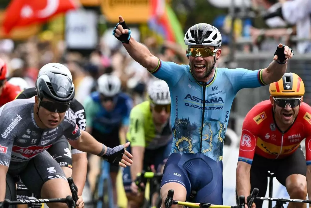 Казахстанский велогонщик одержал историческую победу на "Тур де Франс"