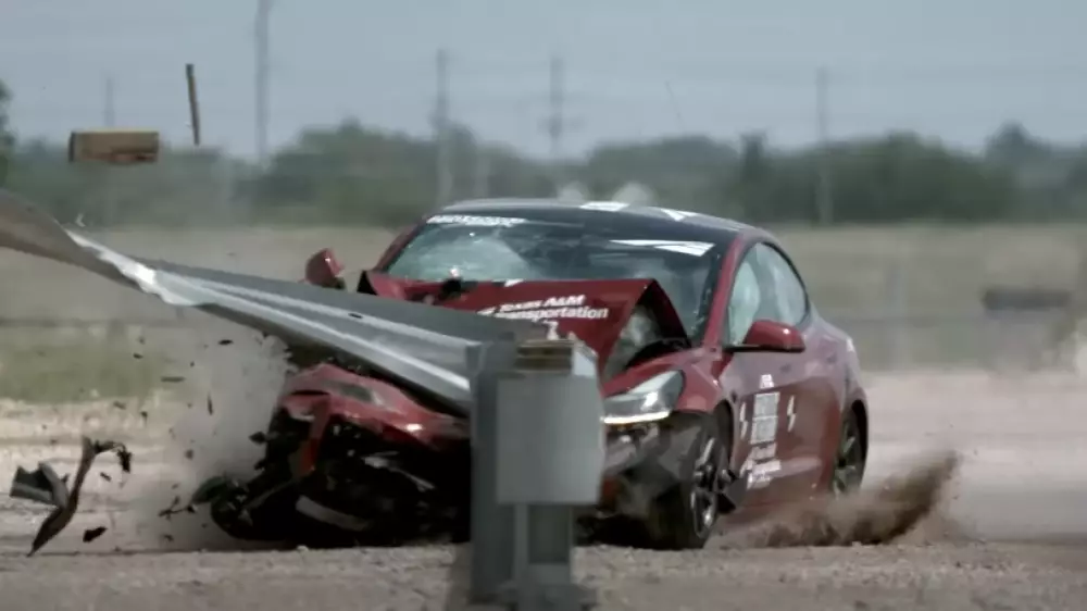 Tesla Model 3 решили испытать, разбив об отбойник на скорости 100 километров в час