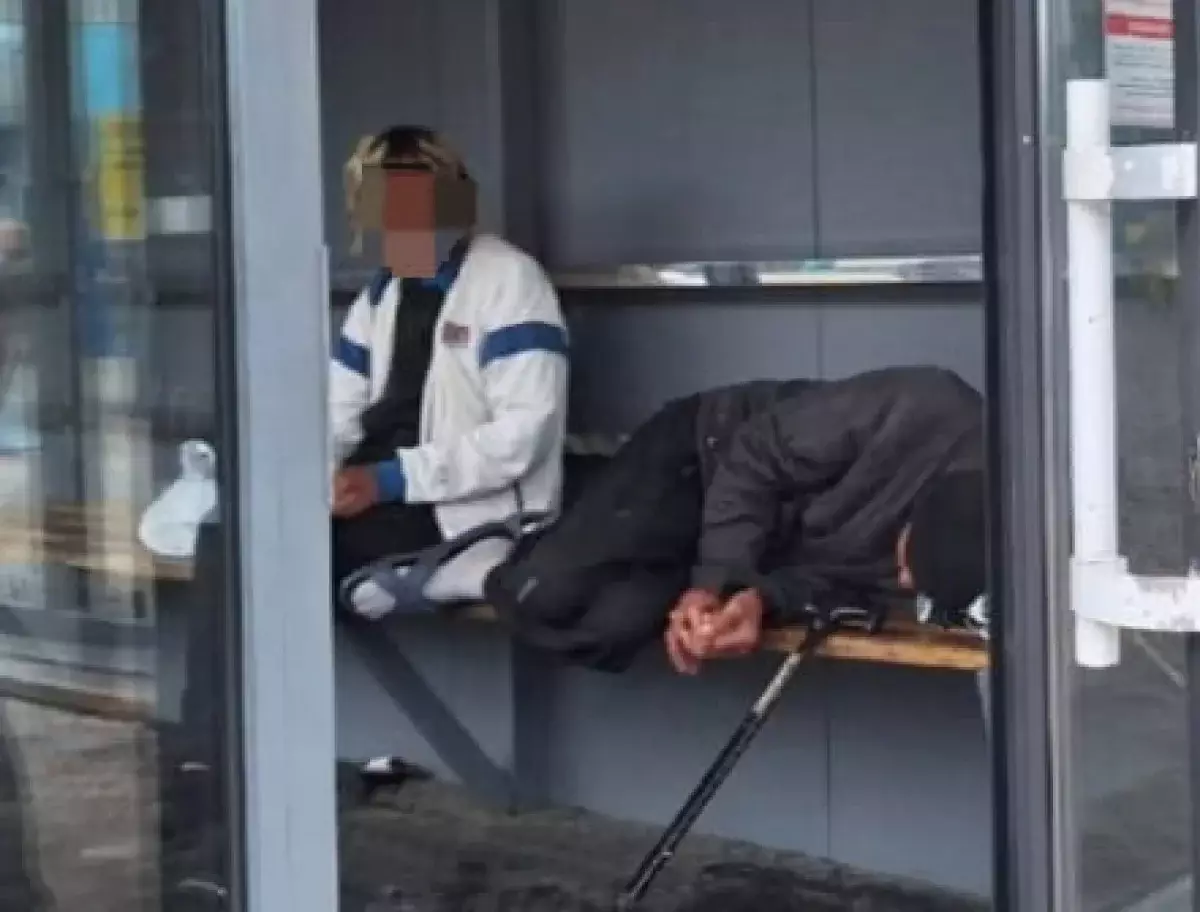 Карагандинцы жалуются на бездомных, заполонивших остановки города