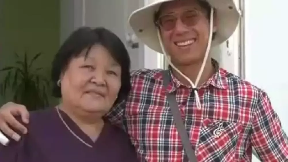 Казахский из Канады парень нашел биологическую мать через 17 лет в Казахстане