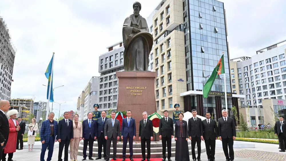 Памятник туркменскому поэту открыли в Астане