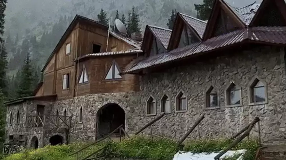 Казахстанец обнаружил заброшенный отель в горах Алматы
