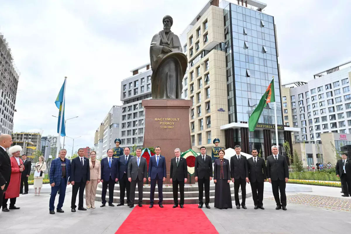 Памятник туркменскому поэту открыли в Астане
