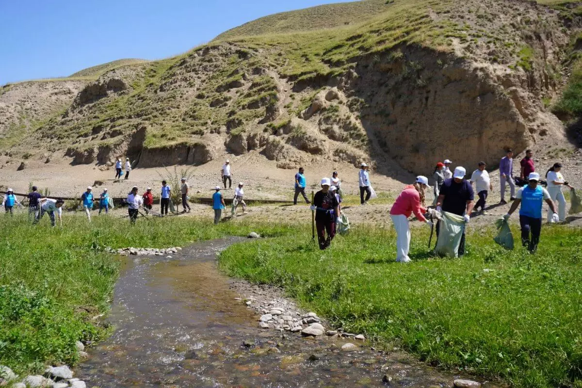 Члены партии AMANAT очищают поймы рек и прибрежные территории