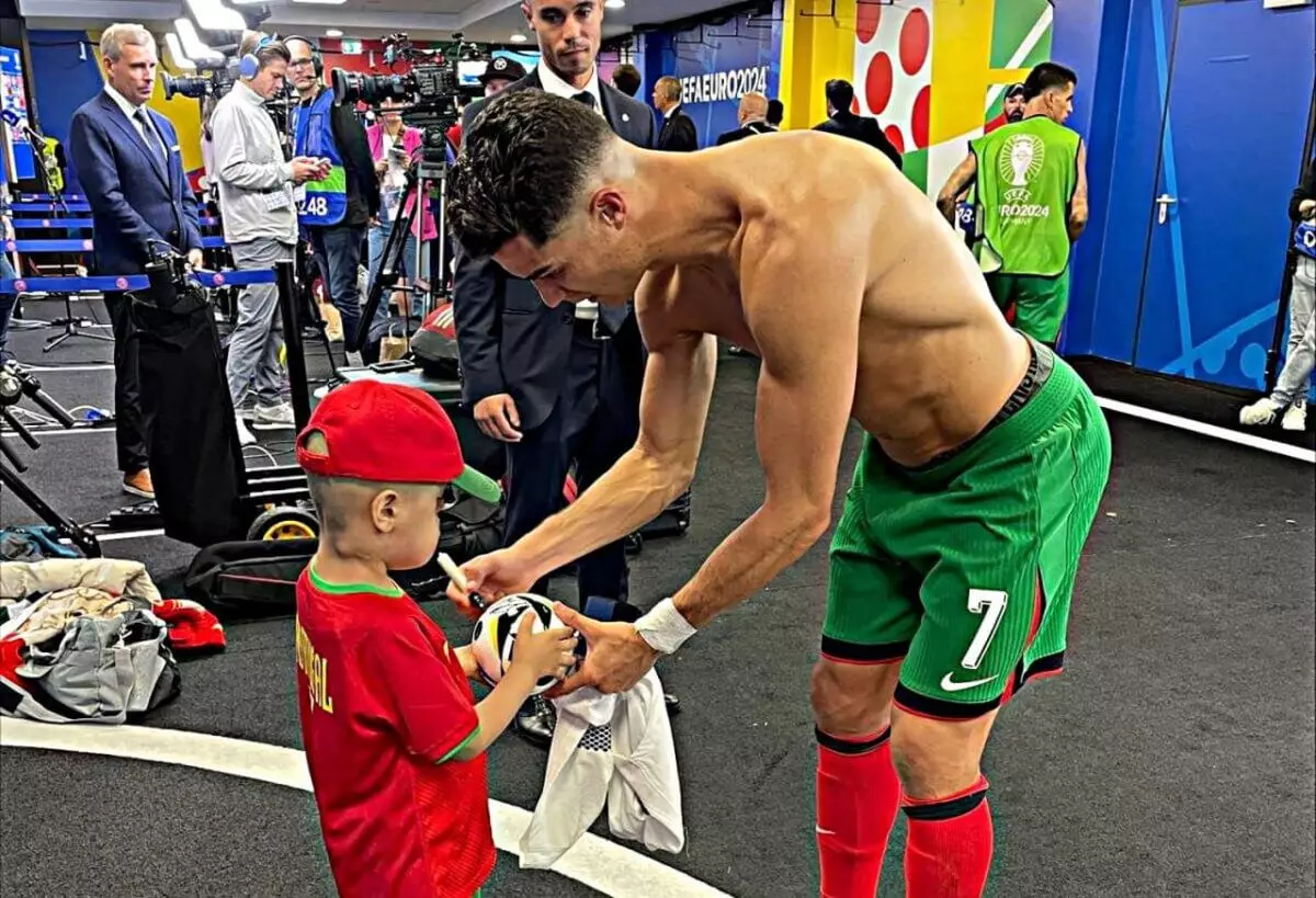 Роналду встретился с неизлечимо больным мальчиком после матча со Словенией