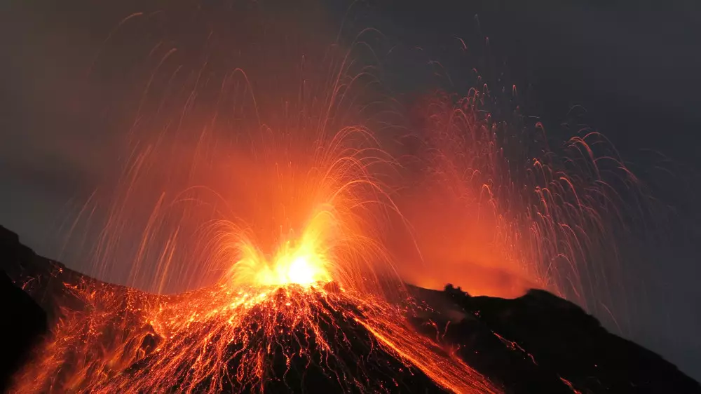На острове Сицилия началось извержение вулкана Этна