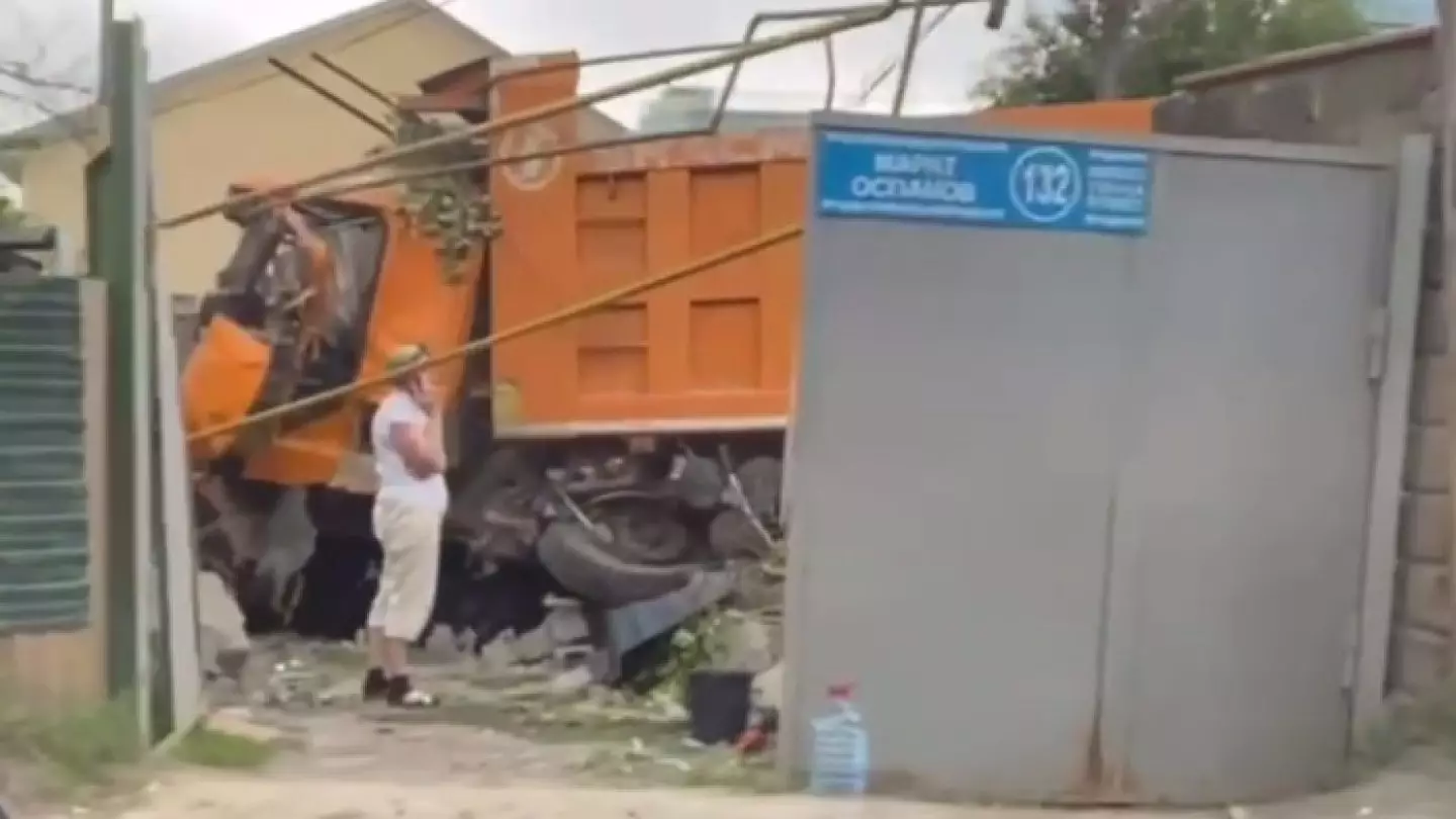 Очередной ДТП на Оспанова: ещё один грузовик не справился с управлением и протаранил дворы в Алматы