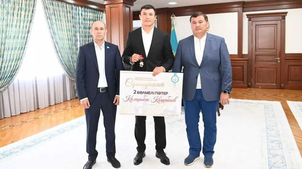 Казахстанскому боксеру Камшыбеку Кункабаеву подарили квартиру