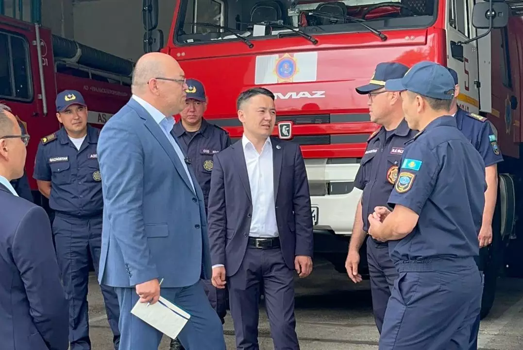 Пожарные и спасатели Павлодарской области пожаловались депутату на ряд проблем в работе