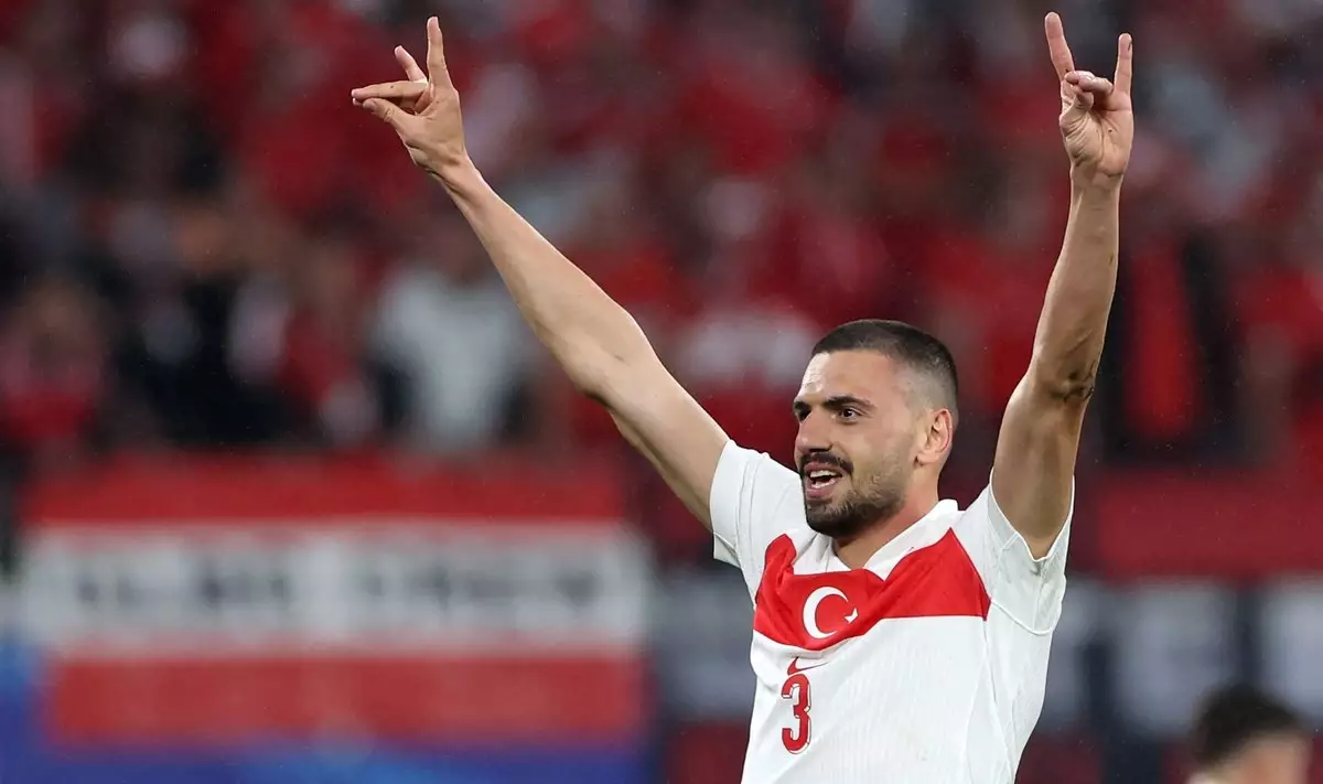 Защитник сборной Турции Демирал дисквалифицирован на два матча за скандальный жест