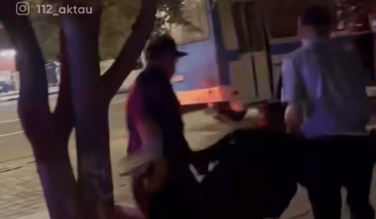 Тапок прихвати: необычное задержание подростка сняли на видео в Актау
