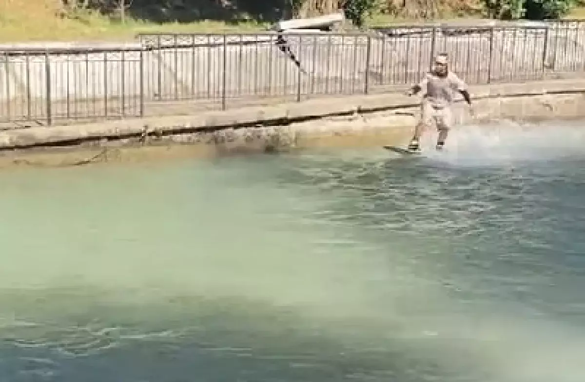 Алматинец на серфборде лихо прокатился по реке – видео