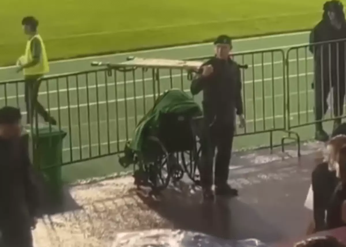 Футболда көрерменді жаңбырдан бүркеп тұрған полицей жұртты тәнті етті