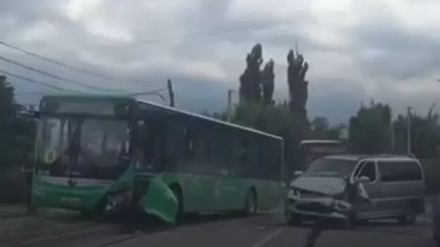 Авария в Алматы: микроавтобус столкнулся с пассажирским автобусом, есть пострадавшие