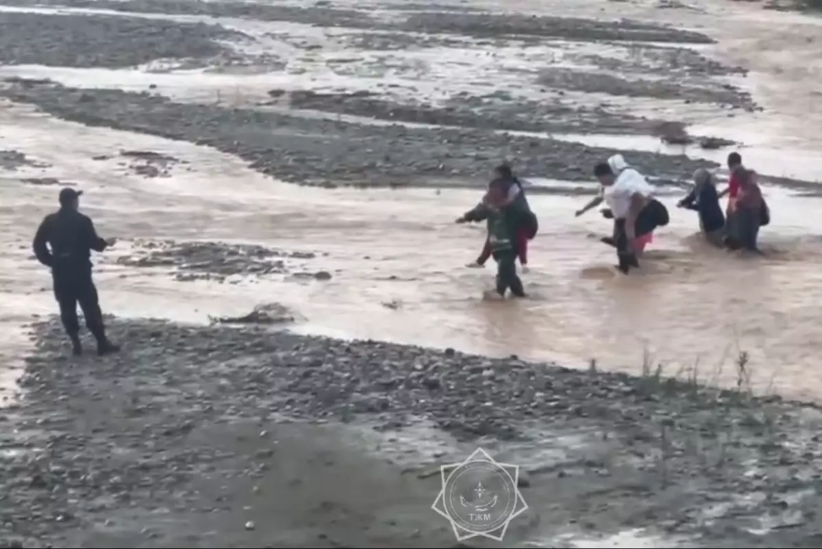 Люди застряли посреди реки в области Жетысу