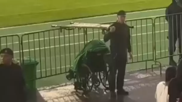 Полицейский укрыл мужчину в инвалидном кресле от дождя и стал героем соцсетей