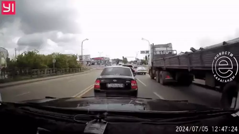 Грузовик протаранил несколько авто в Караганде: видео
