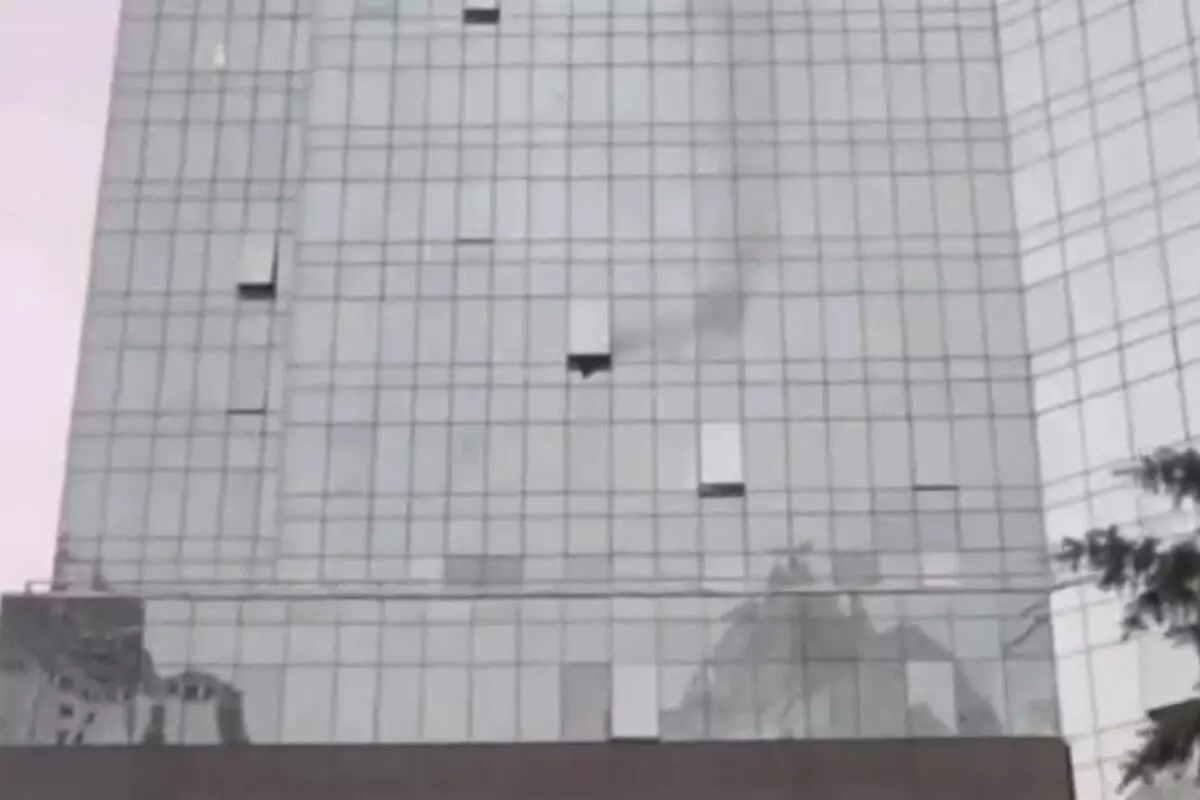 Пожар на 8 этаже высотки «Нурлы Тау» тушат в Алматы