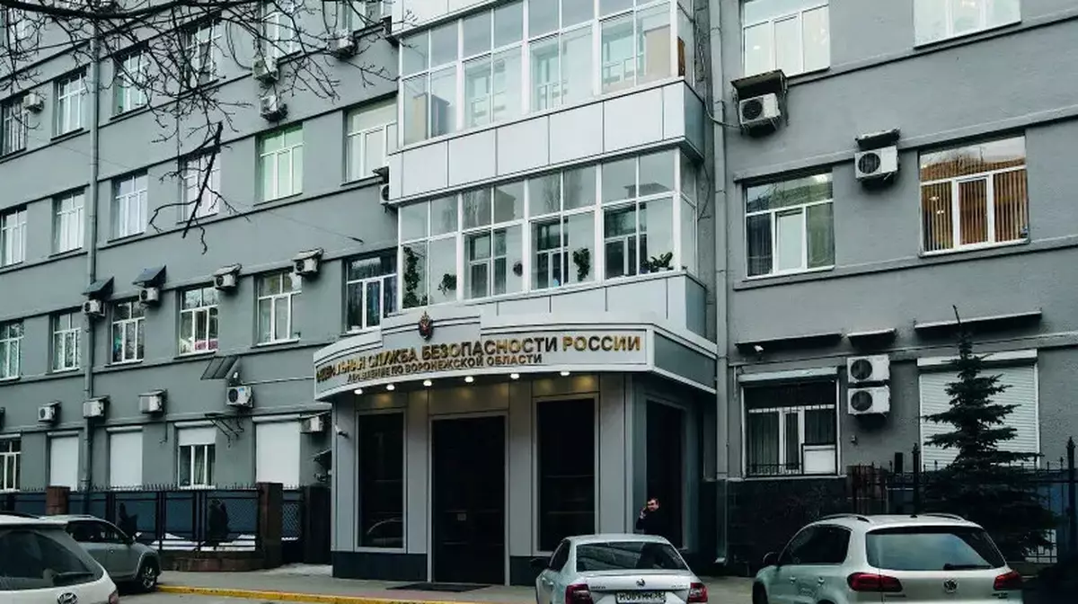 В Воронеже неизвестный напал на здание ФСБ и застрелил сотрудника спецслужбы