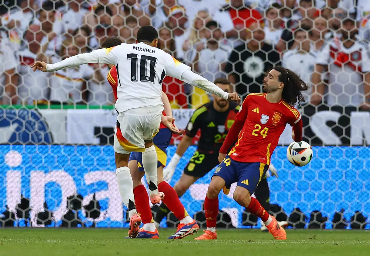 Арбитр не поставил пенальти в ворота Испании за игру рукой. Немцы имеют право возмущаться?