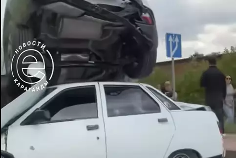 Резонансное ДТП в Караганде: как кроссовер оказался на крыше Lada
