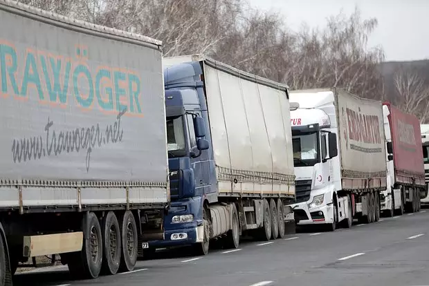 Казахстан начал задерживать российские грузовые фуры