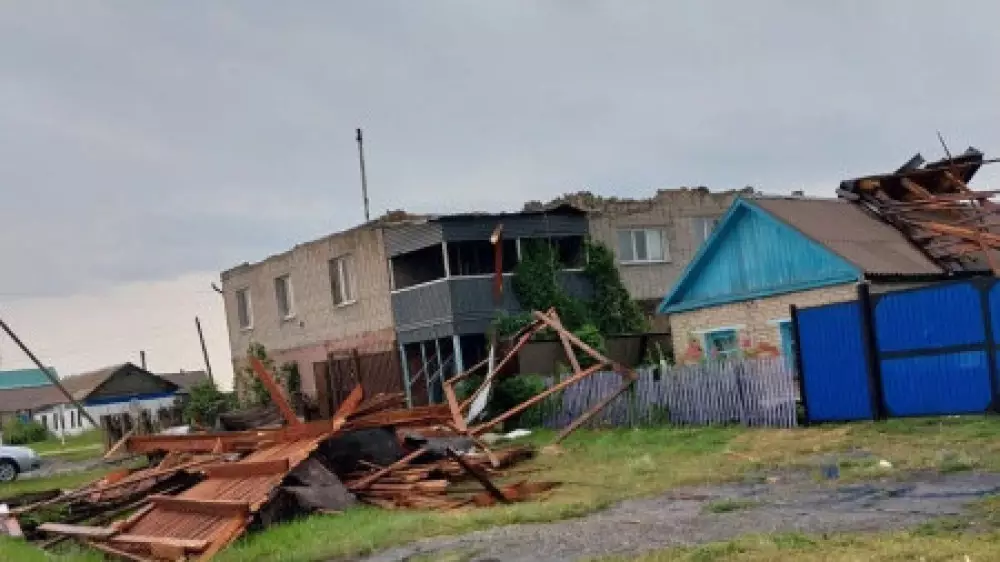 Внезапный ураган сорвал крыши зданий в Костанайской области