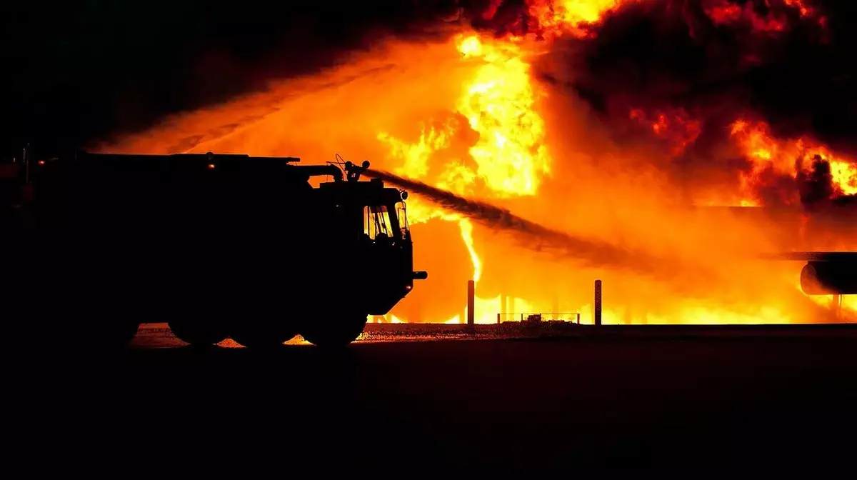 Нефтебаза Лукойла горит после атаки дронов в Краснодарском крае