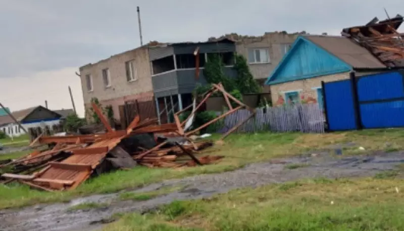 В Костанайской области шторм сорвал крыши со зданий (видео)