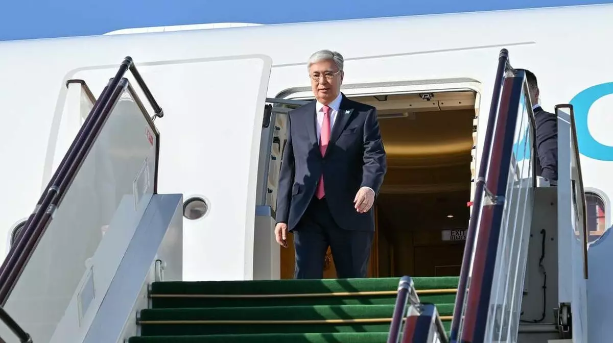 Токаев отправился в Азербайджан для участия в неформальном саммите