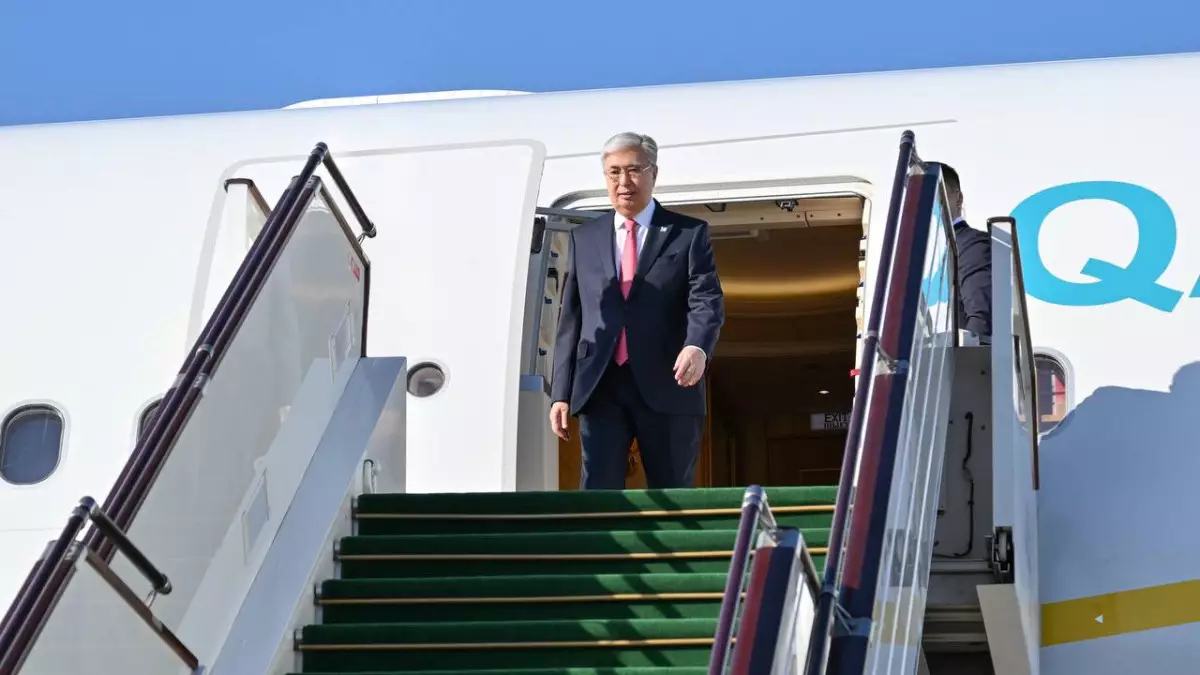 Глава государства прибыл с рабочим визитом в Азербайджан