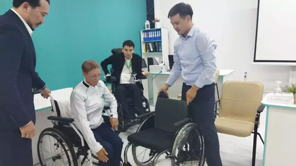 Карагандинская параспортсменка получила в подарок маневренное кресло-коляску