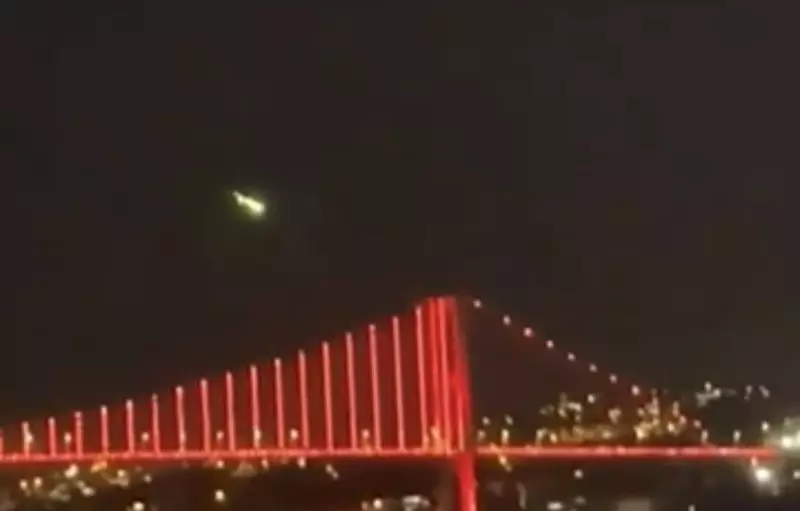 Падающий метеорит заметили в небе Стамбула