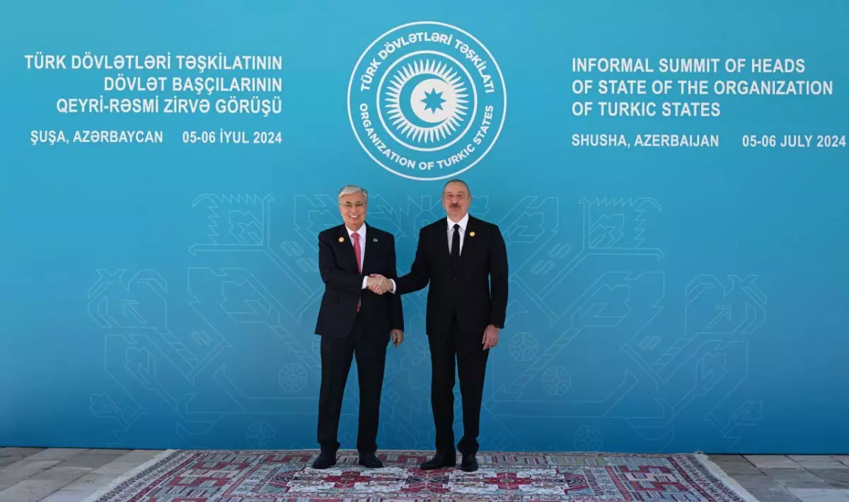 Президент Азербайджана встретил Токаева перед саммитом Организации тюркских государств