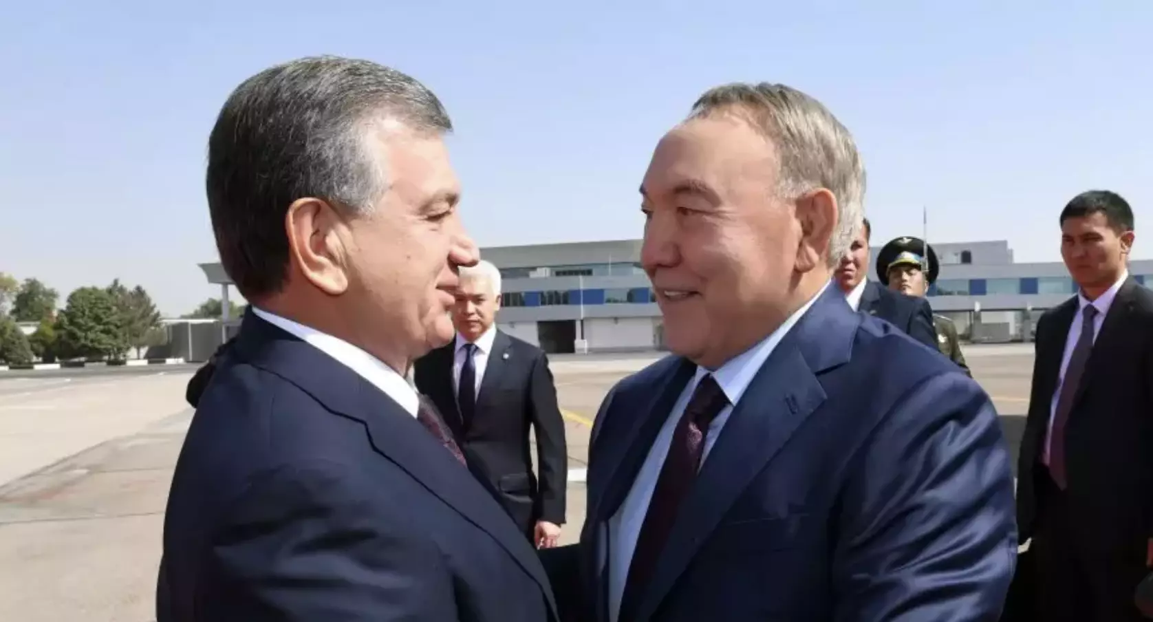 Президент Узбекистана поздравил Нурсултана Назарбаева с днем рождения