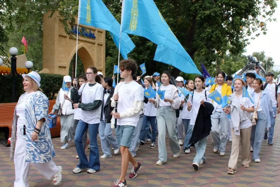 Красочный парад фестиваля "Театральная Евразия" прошел по Астане