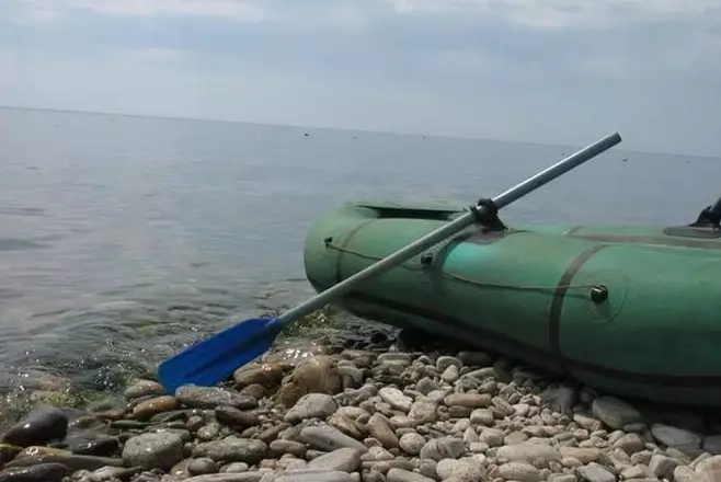 Мужчину на надувной лодке унесло течением в Актобе