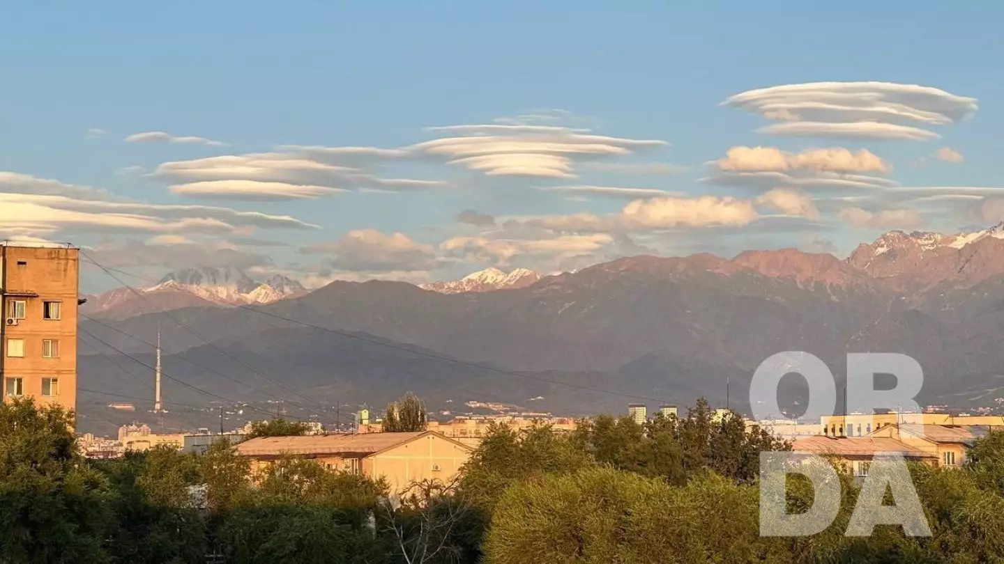 Редкое явление: алматинцы делятся фото необычных облаков