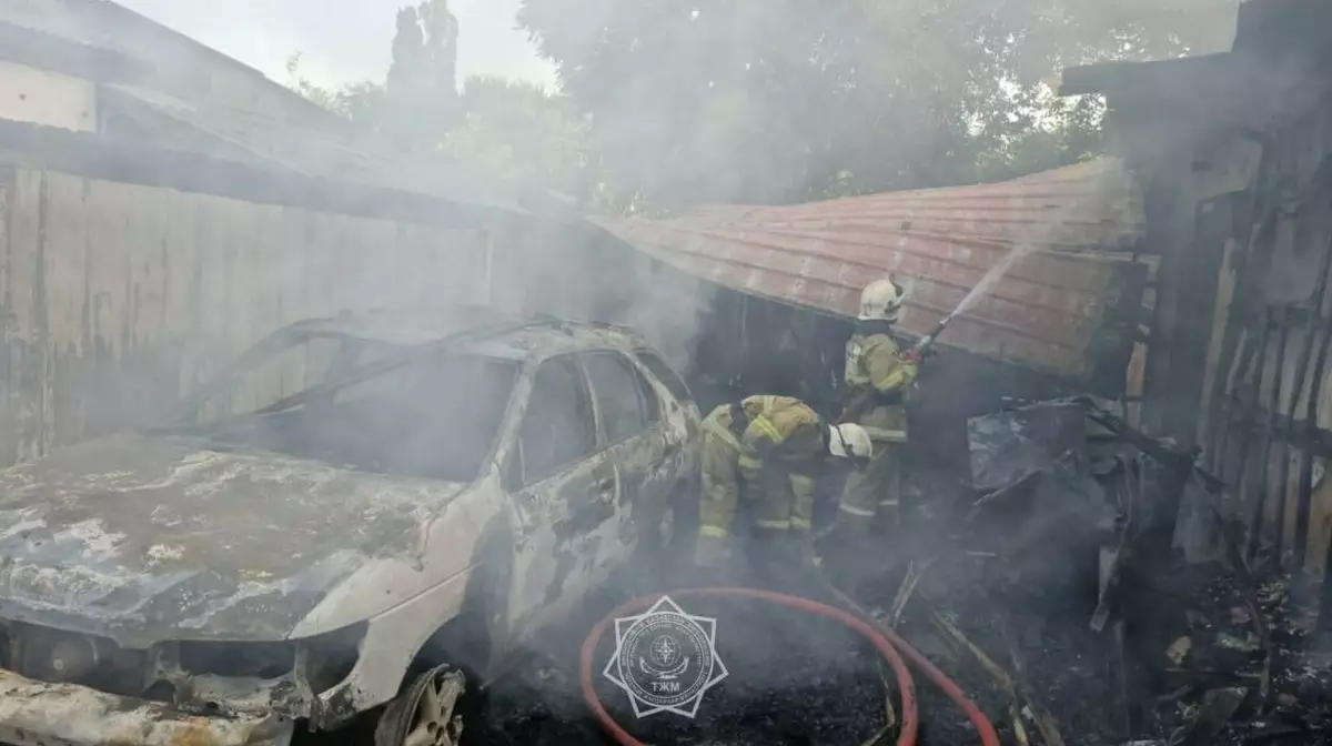 Частный дом и автомобиль загорелись в Алматинской области