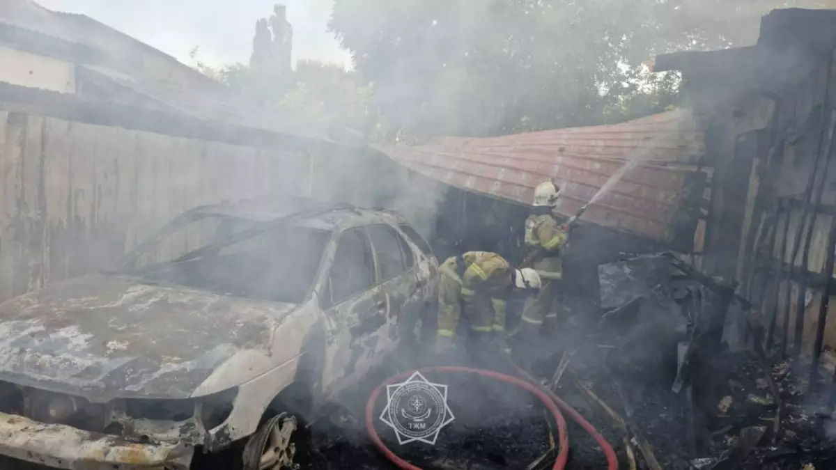 В Алматинской области загорелись дом и авто