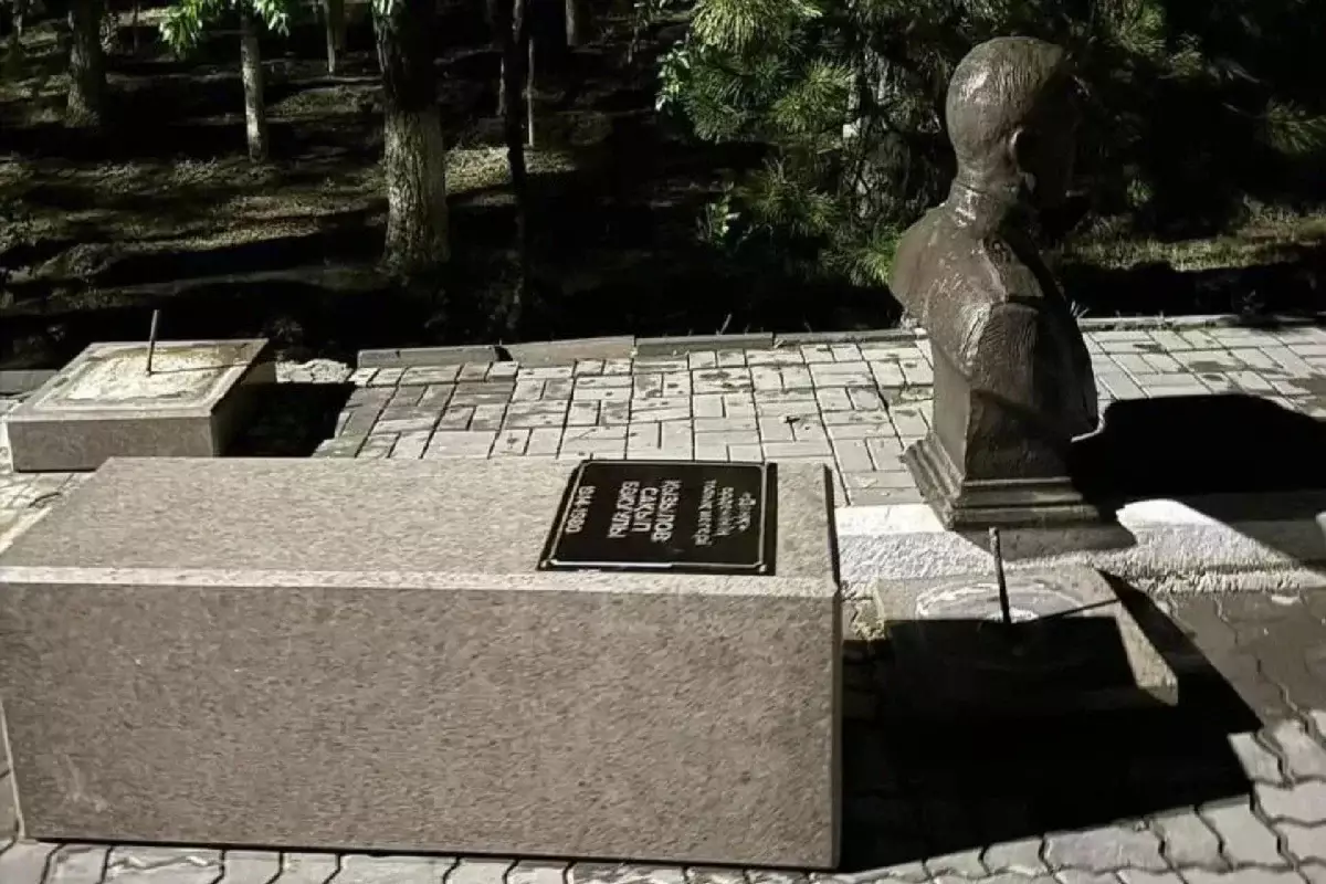 Памятник насмерть придавил девочку в Атырау: Родные погибшей намерена найти виновных