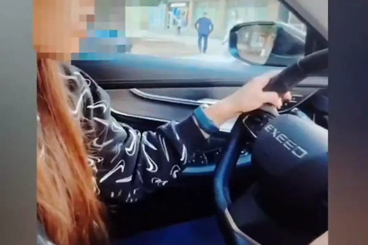 В Экибастузе женщина похвасталась, как 15-летняя дочь едет за рулем и попала на штраф (ВИДЕО)