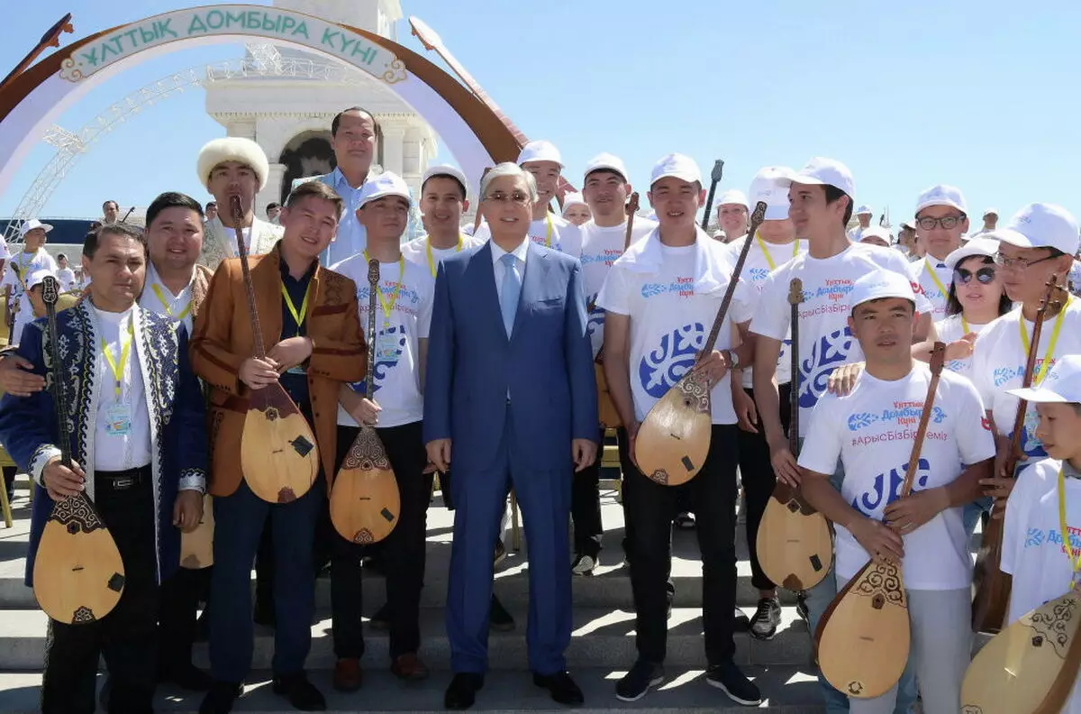 Токаев поздравил казахстанцев с Национальным днем домбры