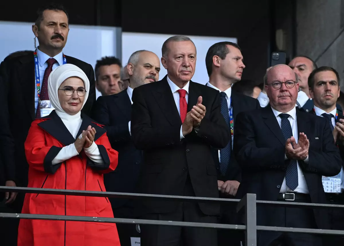 Эрдоган посетил раздевалку сборной Турции после поражения от Нидерландов в четвертьфинале Евро-2024