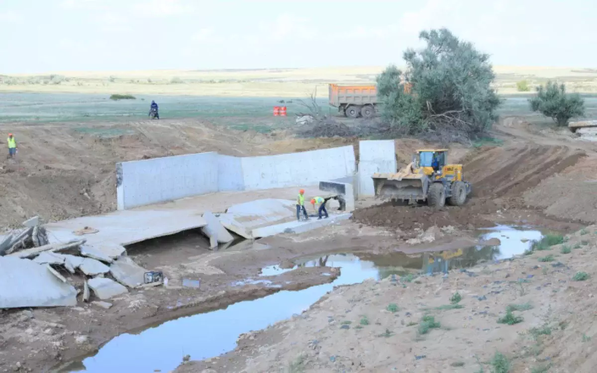 Плотину, пострадавшую от паводка, заново ремонтируют в Актюбинской области