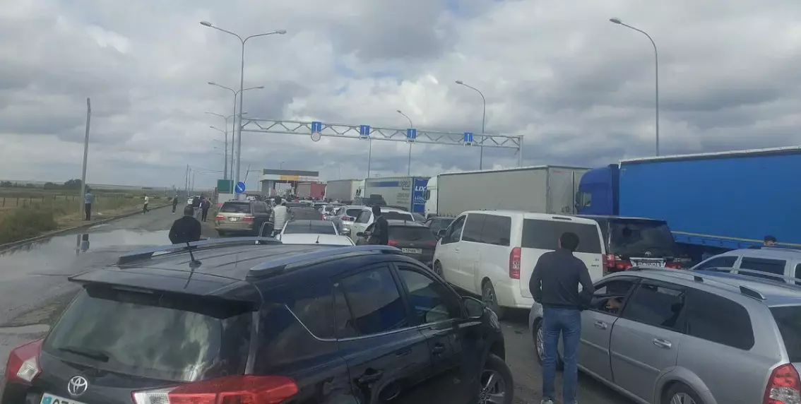 Скопление транспорта наблюдается на границе c ЗКО из-за проблем со стороны России