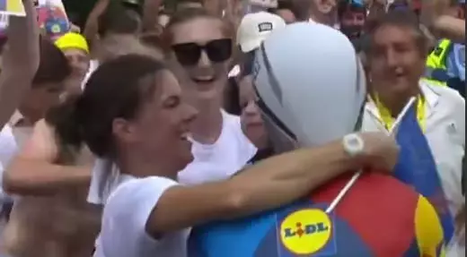 Велогонщик на «Тур де Франс» получил штраф за поцелуй с женой