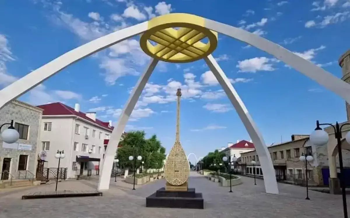 Монумент "Домбра Абдоллы" появился в Атырауской области