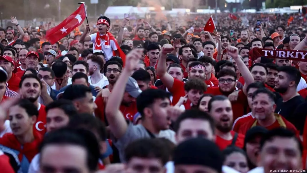 Болельщики Турции и Нидерландов устроили массовую драку после матча (Видео)